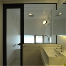 『太陽と風の門』光と風と景色をとりこむシンプルモダン住宅の写真 シンプルモダンな洗面・浴室