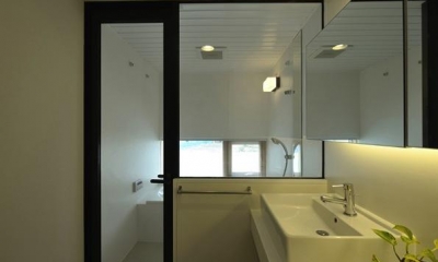 シンプルモダンな洗面・浴室｜『太陽と風の門』光と風と景色をとりこむシンプルモダン住宅