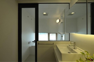 シンプルモダンな洗面・浴室 (『太陽と風の門』光と風と景色をとりこむシンプルモダン住宅)