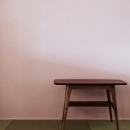 『人とモノの小さな居場所』小さな空間を緩やかにつなぐマンションリノベの写真 桃色の壁の畳コーナー