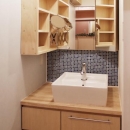 『人とモノの小さな居場所』小さな空間を緩やかにつなぐマンションリノベの写真 ブルータイルがアクセントの洗面コーナー