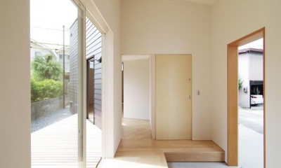 開放的な玄関ホール-1｜『稜線の家』様々な風景と居場所を生み出す平屋住宅