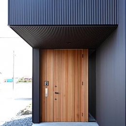 木製の玄関ドア 黒一 素材感のある男前な平屋住宅 玄関事例 Suvaco スバコ