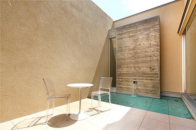 リゾート気分を味わう モダンな水盤のある家 Suvaco スバコ