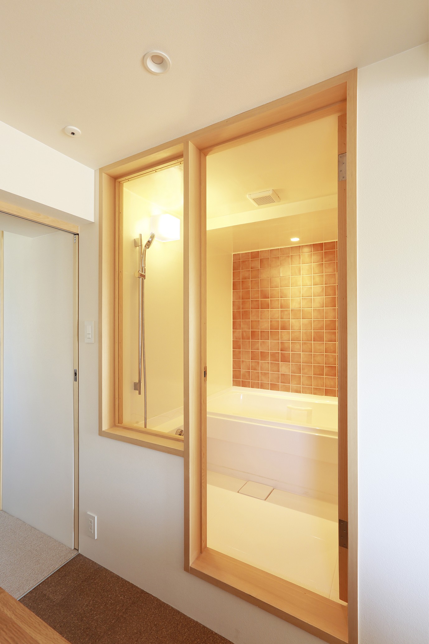 バス/トイレ事例：オレンジのタイル壁が映える浴室（知事公館前の家　書家のためのおおらかで明るい空間づくり｜改修）