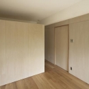 『二子玉川の家』風が通り抜ける落ち着きのある空間にの写真 明るい木目の寝室