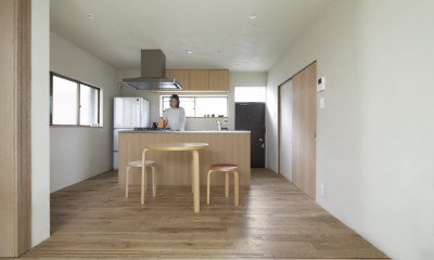 二子新地の家　木造アパートの一階を庭を楽しめる住居兼事務所に｜改修 (茶の間より食堂を見る)