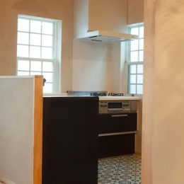 モロッコ調タイル床のキッチン (東京都目黒区・斜天井にパイン材を貼り、涼やかな空間に)