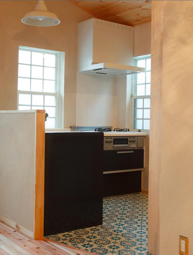 キッチン事例：モロッコ調タイル床のキッチン（東京都目黒区・斜天井にパイン材を貼り、涼やかな空間に）