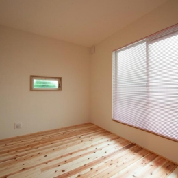 東京都目黒区・斜天井にパイン材を貼り、涼やかな空間に-優しい光を取り込む個室