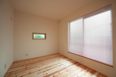 優しい光を取り込む個室 (東京都目黒区・斜天井にパイン材を貼り、涼やかな空間に)