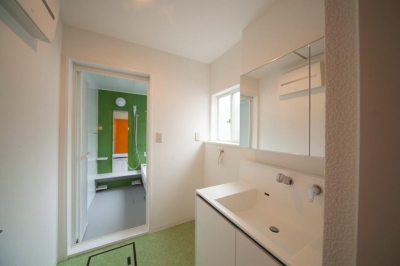 グリーンがアクセントの洗面・浴室 (東京都目黒区・斜天井にパイン材を貼り、涼やかな空間に)