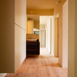 埼玉県和光市・緑豊かな旧公団住宅を、シンプルで暖かな空間へ (開放的な玄関ホール)