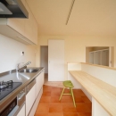 埼玉県和光市・緑豊かな旧公団住宅を、シンプルで暖かな空間への写真 テラコッタ調フロアタイルのキッチン