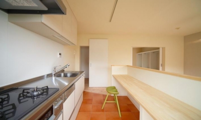 テラコッタ調フロアタイルのキッチン｜埼玉県和光市・緑豊かな旧公団住宅を、シンプルで暖かな空間へ