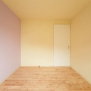 埼玉県和光市・緑豊かな旧公団住宅を、シンプルで暖かな空間への写真 ピンクとイエローの優しい色合いの寝室