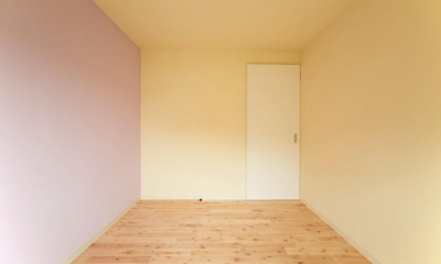 ピンクとイエローの優しい色合いの寝室｜埼玉県和光市・緑豊かな旧公団住宅を、シンプルで暖かな空間へ