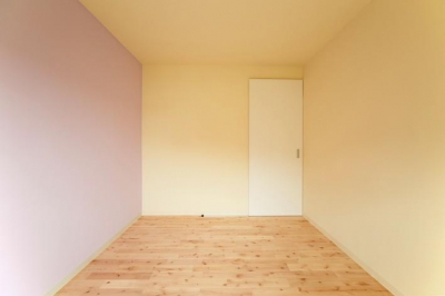 ピンクとイエローの優しい色合いの寝室 (埼玉県和光市・緑豊かな旧公団住宅を、シンプルで暖かな空間へ)