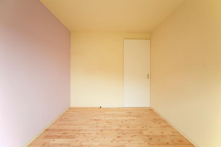 ベッドルーム事例：ピンクとイエローの優しい色合いの寝室（埼玉県和光市・緑豊かな旧公団住宅を、シンプルで暖かな空間へ）