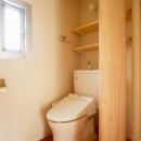埼玉県和光市・緑豊かな旧公団住宅を、シンプルで暖かな空間への写真 テラコッタ調フロアタイルのトイレ