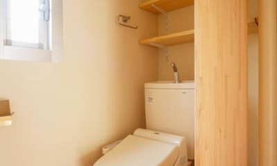 埼玉県和光市・緑豊かな旧公団住宅を、シンプルで暖かな空間へ (テラコッタ調フロアタイルのトイレ)