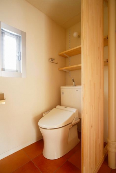 テラコッタ調フロアタイルのトイレ (埼玉県和光市・緑豊かな旧公団住宅を、シンプルで暖かな空間へ)