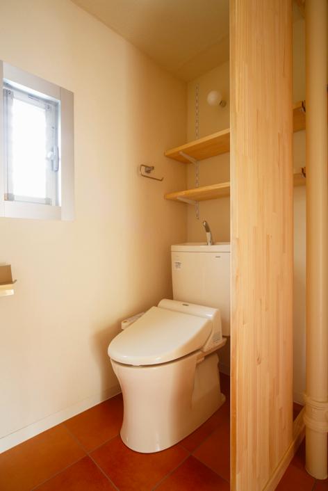バス/トイレ事例：テラコッタ調フロアタイルのトイレ（埼玉県和光市・緑豊かな旧公団住宅を、シンプルで暖かな空間へ）