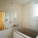 埼玉県和光市・緑豊かな旧公団住宅を、シンプルで暖かな空間への写真 シンプルな浴室