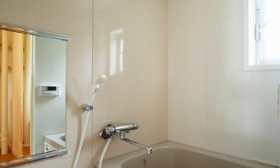 埼玉県和光市・緑豊かな旧公団住宅を、シンプルで暖かな空間へ (シンプルな浴室)