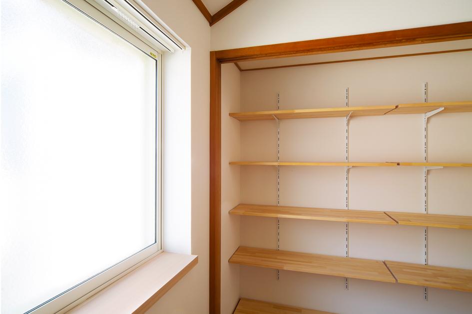 収納事例：壁一面の可動棚（東京都新宿区・戸建てを自然素材の暖かさとお好みテイストで）