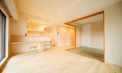 和室と一体になる開放的なLDK｜東京都荒川区・腰壁をポイントに、パインと珪藻土で統一したさわやかな空間へ