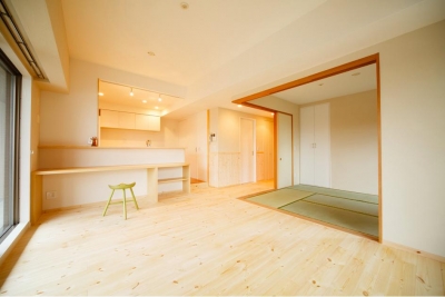 和室と一体になる開放的なLDK (東京都荒川区・腰壁をポイントに、パインと珪藻土で統一したさわやかな空間へ)