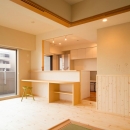 東京都荒川区・腰壁をポイントに、パインと珪藻土で統一したさわやかな空間への写真 和室よりキッチンを見る