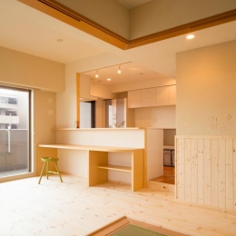 東京都荒川区・腰壁をポイントに、パインと珪藻土で統一したさわやかな空間へ (和室よりキッチンを見る)
