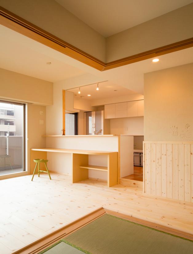 リビングダイニング事例：和室よりキッチンを見る（東京都荒川区・腰壁をポイントに、パインと珪藻土で統一したさわやかな空間へ）