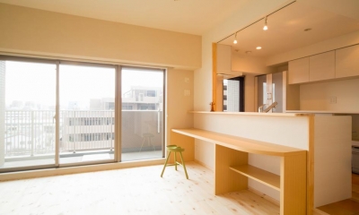 東京都荒川区・腰壁をポイントに、パインと珪藻土で統一したさわやかな空間へ (キッチン対面下のカウンター机)