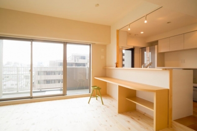 キッチン対面下のカウンター机 (東京都荒川区・腰壁をポイントに、パインと珪藻土で統一したさわやかな空間へ)