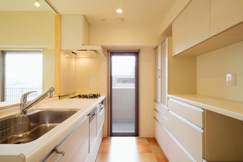 キッチン事例：明るいキッチン（東京都荒川区・腰壁をポイントに、パインと珪藻土で統一したさわやかな空間へ）