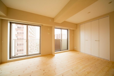 明るく開放的な寝室 (東京都荒川区・腰壁をポイントに、パインと珪藻土で統一したさわやかな空間へ)