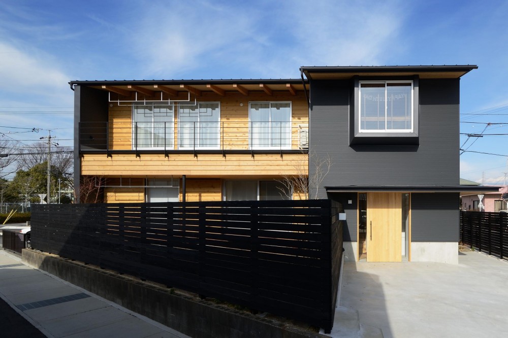 『岡崎・城南町の家』明るく健康的な二世帯住宅 (ガルバリウムと木を組み合わせた外観)
