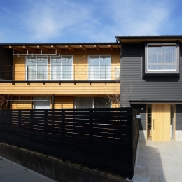 『岡崎・城南町の家』明るく健康的な二世帯住宅 (ガルバリウムと木を組み合わせた外観)