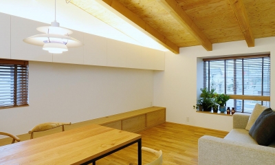 『岡崎・城南町の家』明るく健康的な二世帯住宅 (白と木目を組み合わせたリビングダイニング)