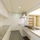 『蒲郡・西浦の家』時間がゆったり流れる寛ぎの平屋住宅の写真 白基調の対面式キッチン