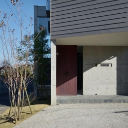 『名古屋・瑞穂区の家』不思議な奥行感のある住宅 (落ち着いた色味の玄関ドア)