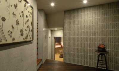 上質な雰囲気漂う玄関ホール｜『名古屋・瑞穂区の家』不思議な奥行感のある住宅