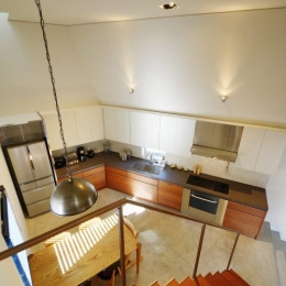 『名古屋・瑞穂区の家』不思議な奥行感のある住宅-ダイニングキッチンを見下ろす