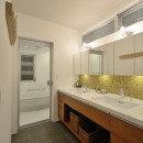 『名古屋・瑞穂区の家』不思議な奥行感のある住宅の写真 モダンな洗面室・浴室