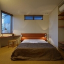 『名古屋・瑞穂区の家』不思議な奥行感のある住宅の写真 落ち着いた雰囲気の寝室-ローベッド