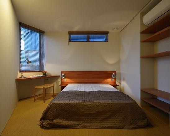 ベッドルーム事例：落ち着いた雰囲気の寝室-ローベッド（『名古屋・瑞穂区の家』不思議な奥行感のある住宅）