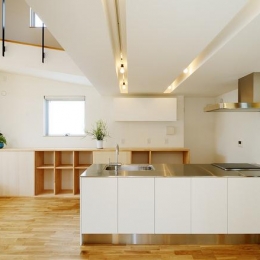 明るいオープンキッチン (『蒲郡・新井形の家』コンパクト&シンプルな住まい)